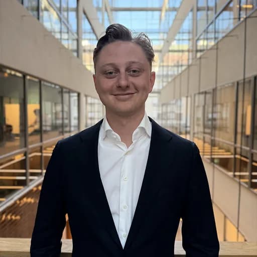 Porträtt av Adam Tellow.